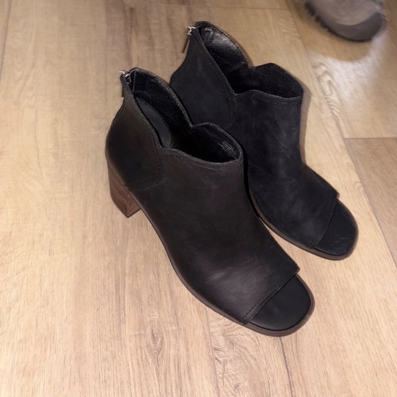 WORN ONCE Lucky Brand Black Leather 3" Heels slip on Women's Shoes sz 11M - Picture 2 of 6